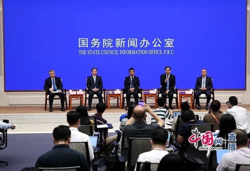 中外记者见面会上，周育先谈如何弘扬企业家精神