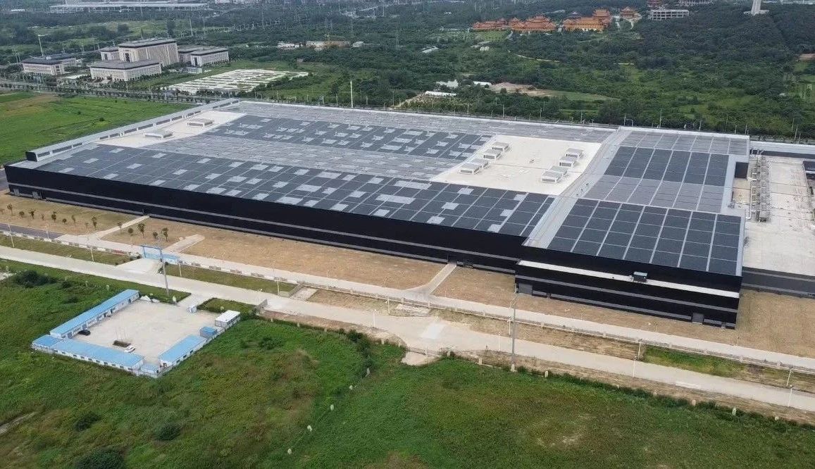 让我们跟随新华社，去看看玻璃会发电的奥秘吧！